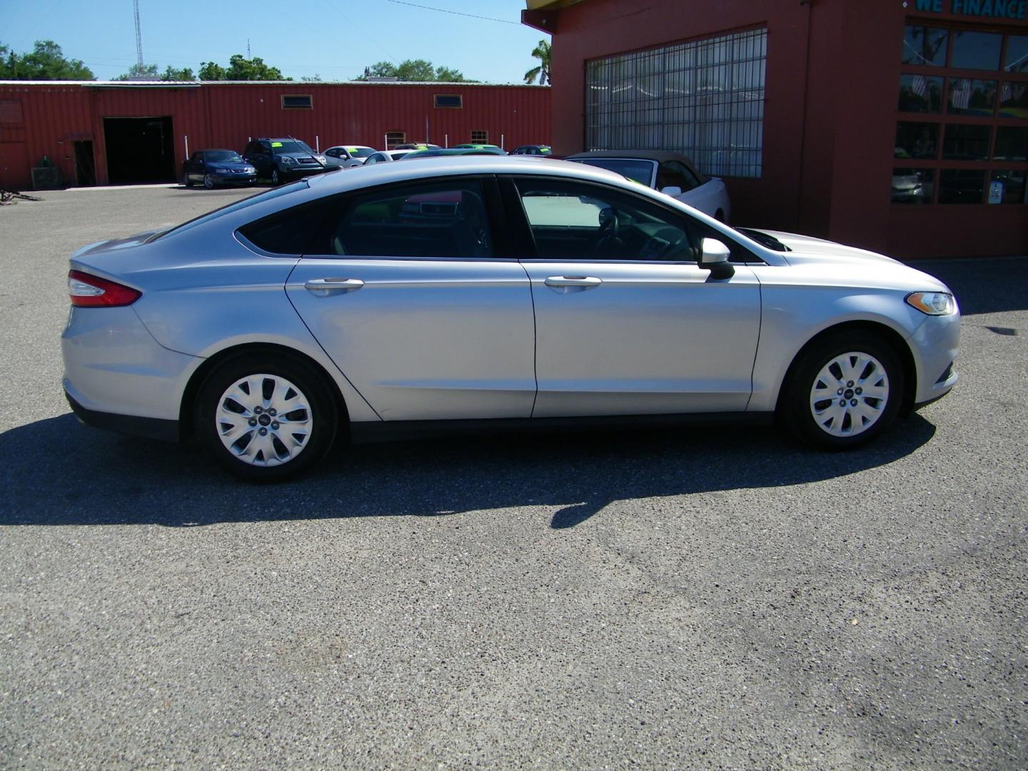 2014 Silver /Grey Ford Fusion S (1FA6P0G79E5) with an 2.5L I4 engine, Automatic transmission, located at 4000 Bee Ridge Road, Sarasota, FL, 34233, (941) 926-0300, 27.298664, -82.489151 - Photo#6